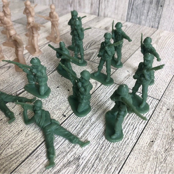 Greenbrier International VTG Army Men Greenbrier Toy Soldiers Figurine Lot of 25 - Picture 6 of 12